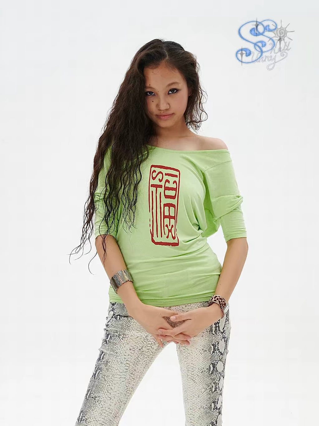 Sunny Shell｜Lucky Graphic Off-Shoulder Tee